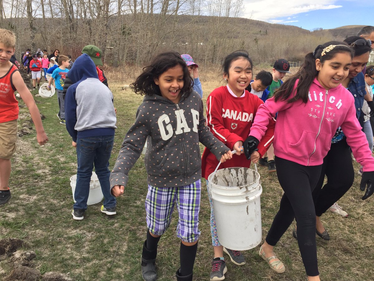 PaulyHughes's tweet photo. @RachelNotley We couldn't agree more! 17,000 youth helped build farm, aka KidsFarm via FREE field trips. 500+ students from @UCalgary volunteer at farm. 
@GrowCalgary has presented &amp; provided research to 20+ classes. 
Free to all kids. Kids love Farms!
#ABLeg #YYC #YEG #Youth #EDU #FoodAccess https://t.co/rdUgL3N1ah