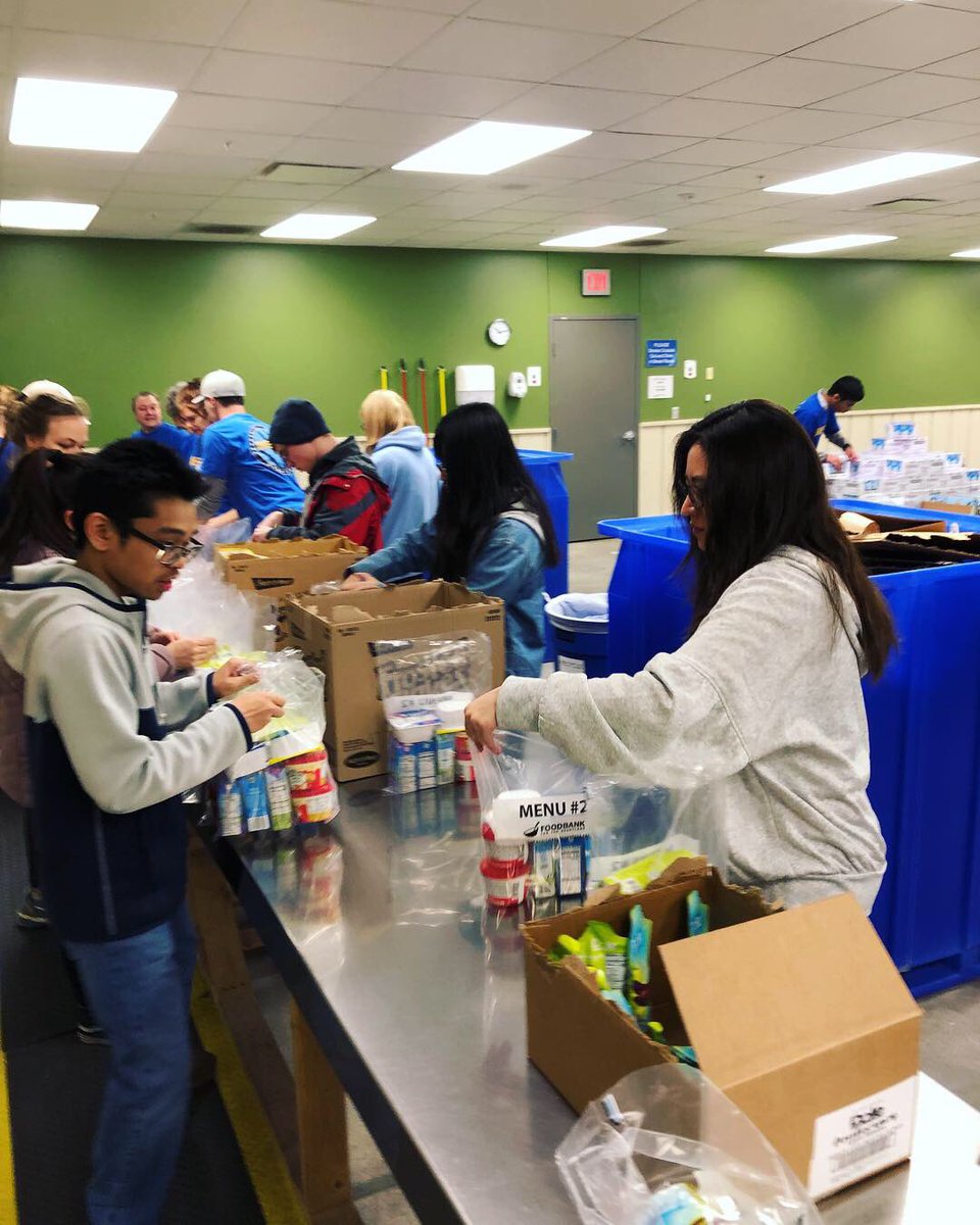 CircleKCU's tweet photo. Today we had 9 members volunteer at food bank for the heartland! We packaged food for backpack programs in Omaha. #circleklife #creightonuniversity #circlekinternational @food4heartland https://t.co/gEtHHT4rtu