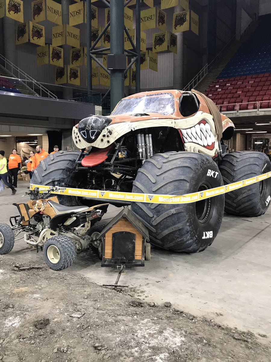 TRmonstertruck's tweet photo. Last show with this body .. time to tear it up! 🙌🏻
.
.
.
#monsterjam #monsterjamlive #moremonsterjam #monstermutt #ruff #body #pitparty #bkt #spinmaster #dog #dawg #hookerharness # https://t.co/iUciUUxvgk