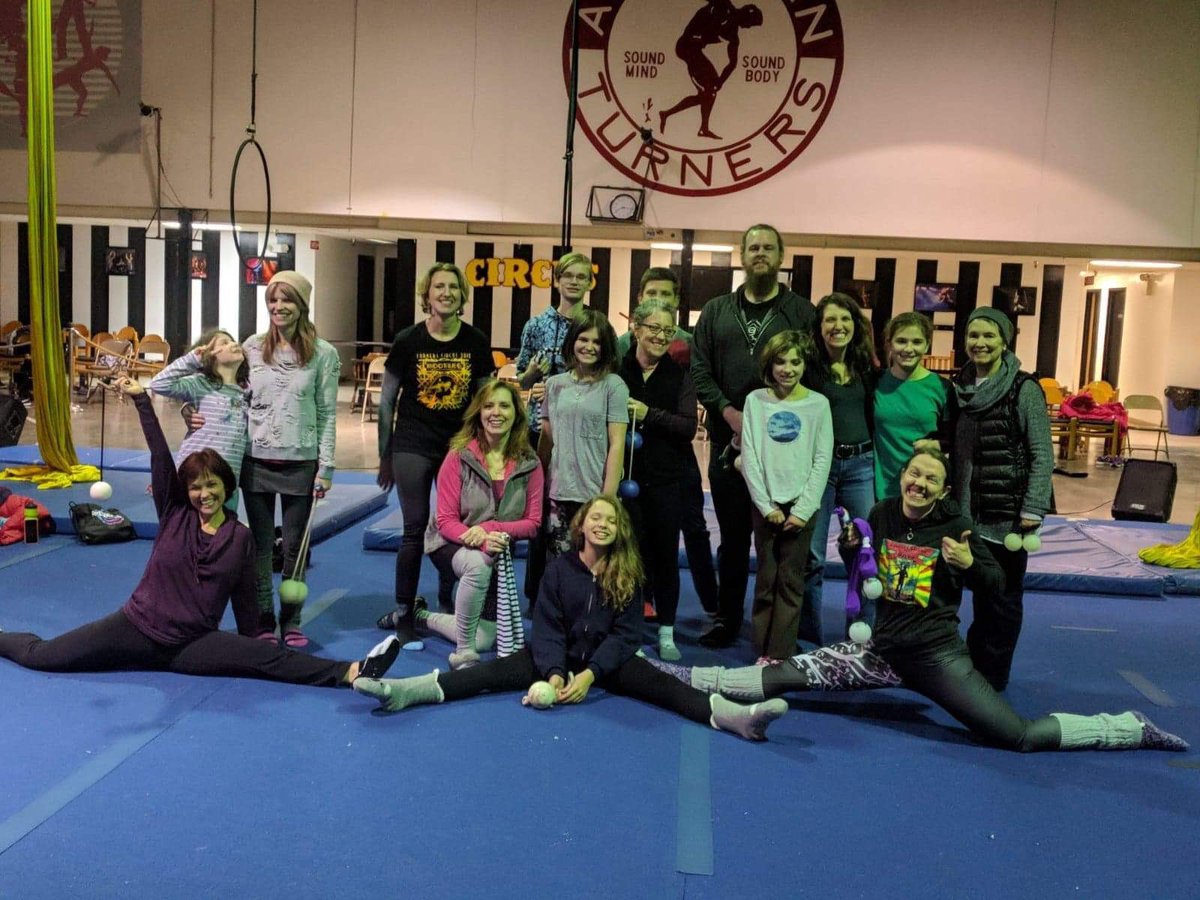 Last night Turners Circus 🎪 hosted a workshop taught by the amazing @mike_guymon. Three bear weaves, windmills, hip/shoulder reels, corkscrews all covered. We can’t wait for more! #poi #poispinning #poispinners #flowarts #flowartsfriday #turntothecirquelifeoflouisville