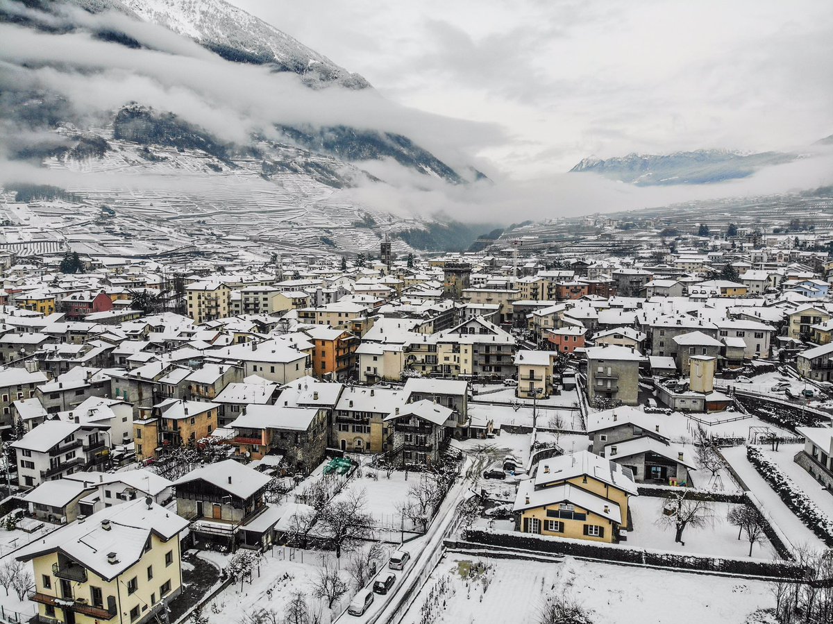 Juribaruffaldi's tweet photo. Tirano (So) vestita di bianco ... https://t.co/4Q0fJYwzYo