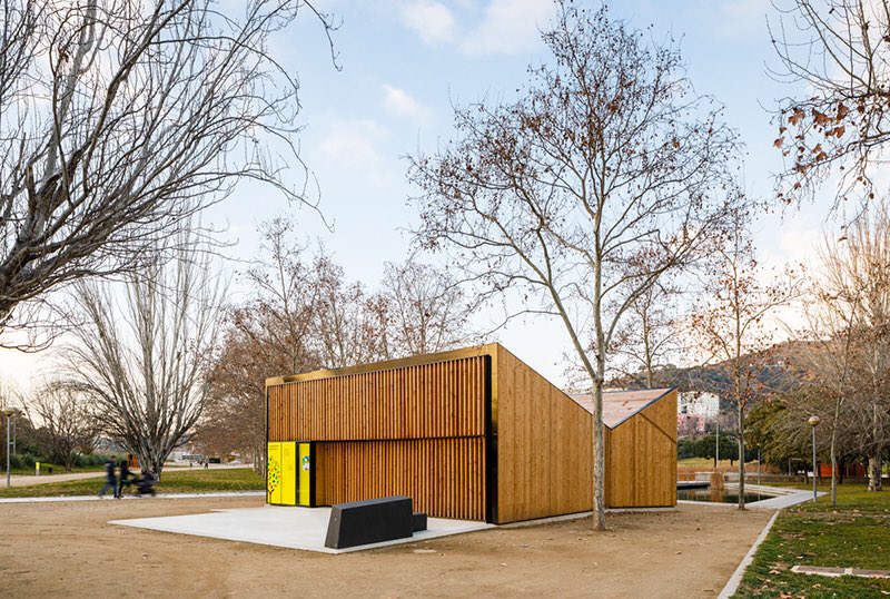 Aula K. Espai modular de fusta per a educació ambiental als parcs metropolitans de Barcelona.