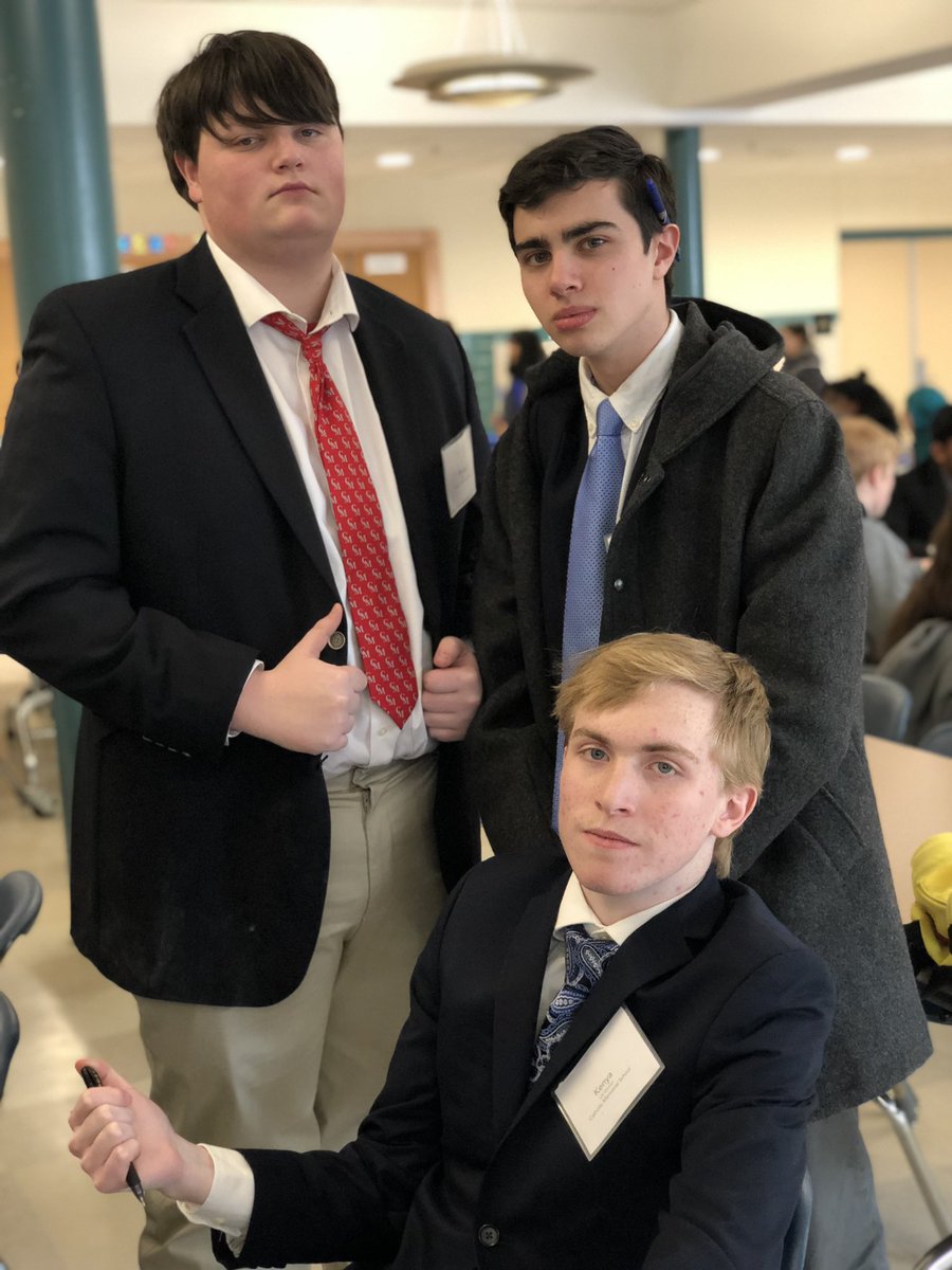 CMModelUN's tweet image. With some food in our bellies we are ready to go back into battle #WarNotOver #StillHere #LEXMUN #JazzedAboutSidewalks