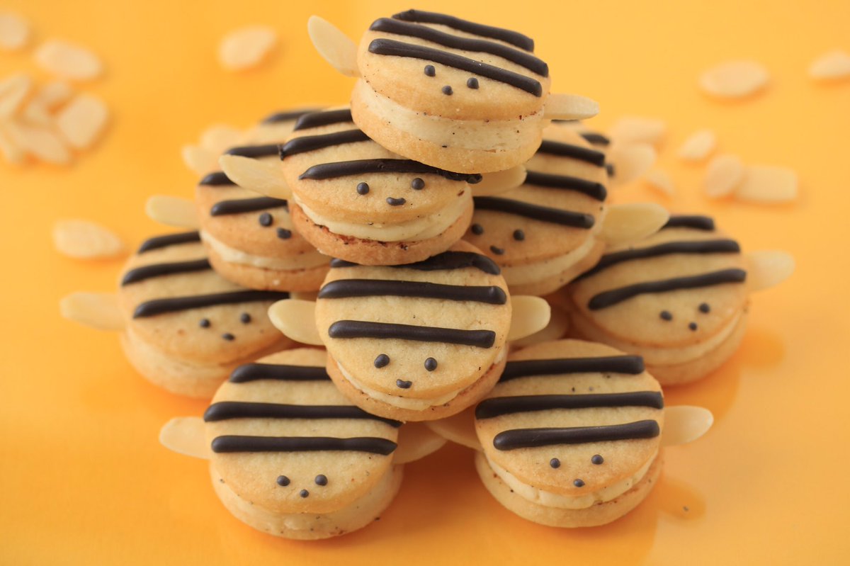 BZZZZZ honey and cardamon beescuits 🐝🐝🐝🍯🍯 #bake