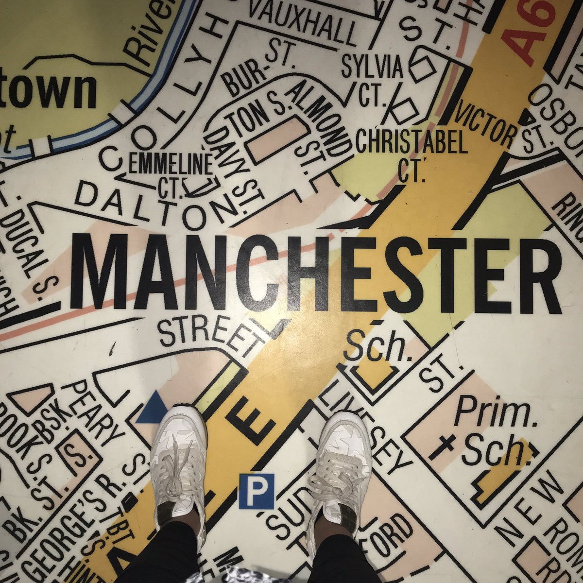MissKick's tweet photo. This time last year, I had no company, no products, no website, no following- just an idea! 💡 8 months in and here are my keys to my new office space based in Manchester! 🤩🙌🏽 Super excited to be working alongside other student business with @AccelerateMeCo #dreambig #girlscan https://t.co/MhmpI38emI