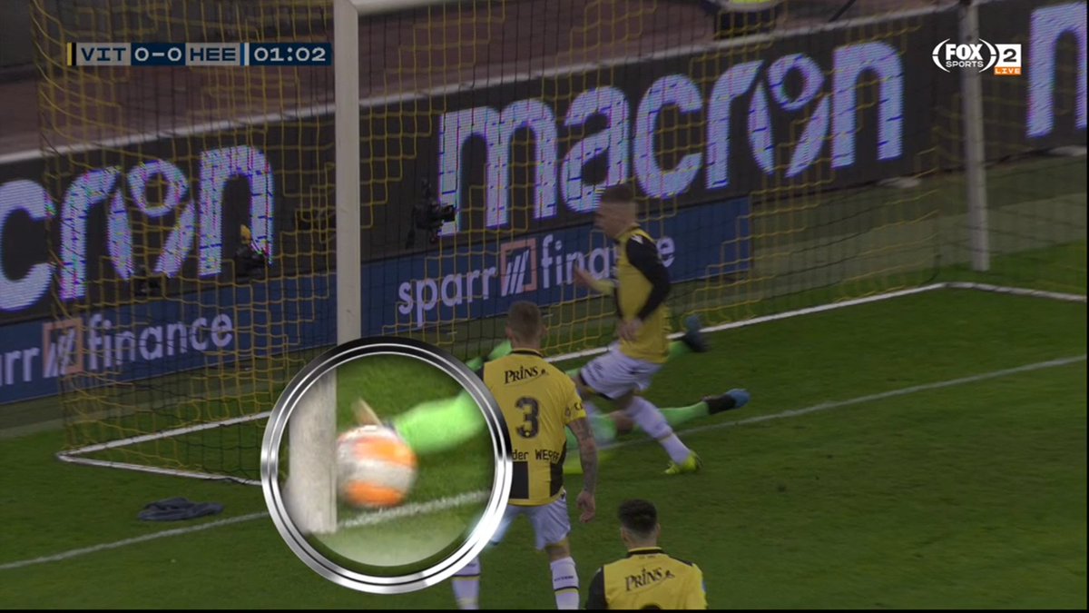 Aan het begin van de wedstrijd #vithee zagen we dit moment na een schot van Mitchel van Bergen. Was deze bal volledig over de lijn en is sc Heerenveen daarmee een doelpunt ontnomen?

RT = Zuiver doelpunt!
Love = Geen doelpunt!