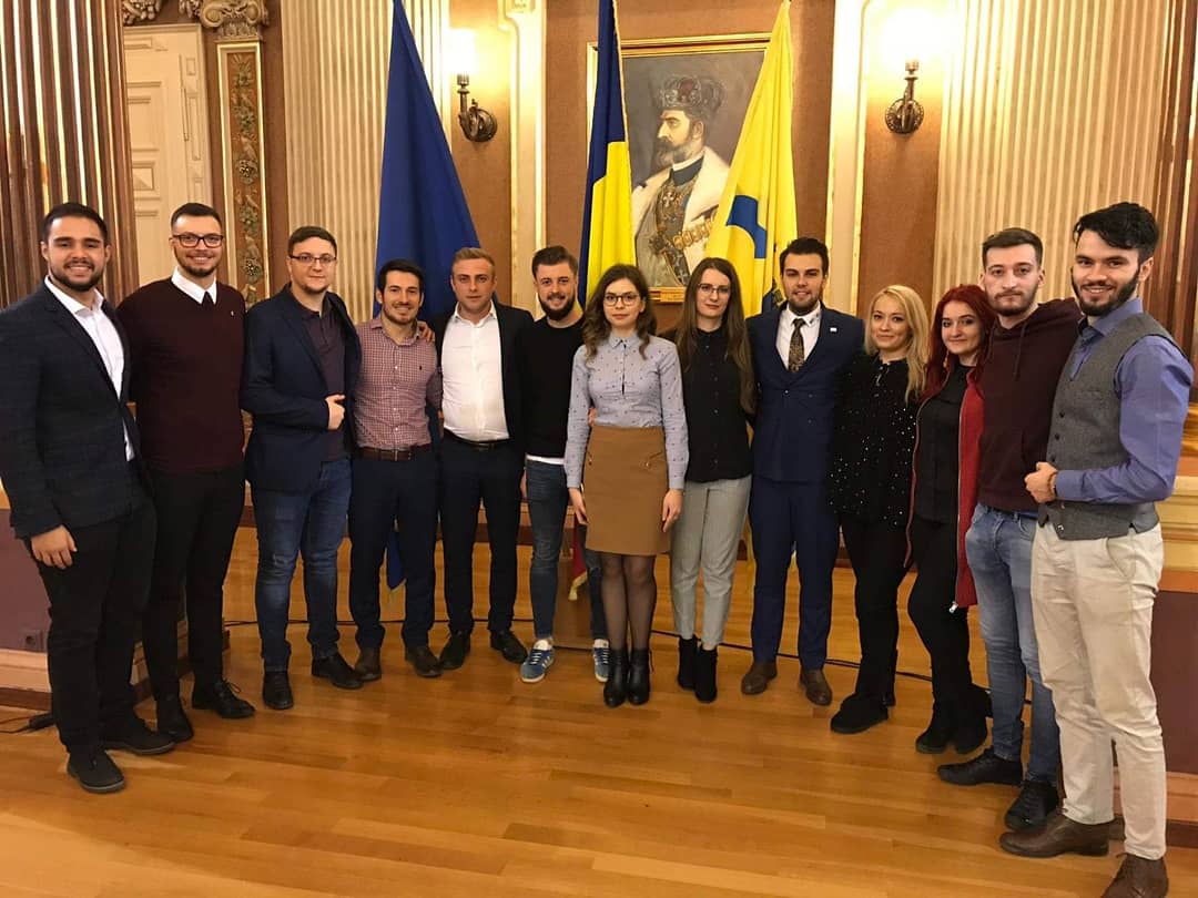 fasmr_romania's tweet photo. This weekend we are participating with @ANOSR_ro @UNSR @USR to one of the most important meetings between Universities and students.
We are planning various things for our future and we are convinced that everything we do today is for a better tomorrow! #Students #Romania https://t.co/gl86oRLNDR