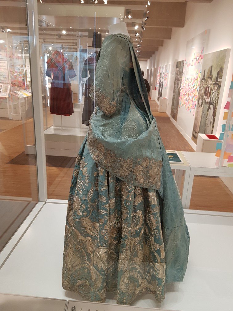 GrowlyCub's tweet photo. Here's the truly amazing silver thread embroidered court mantua (fr. Trededgar). Silk made in Spitalsfield ca. 1725. The silver thread is barely tarnished! I've never seen any silver embroidery in this fabulous shape. It absolutely sparkles! 1/2 #TravellingGrowly at St. Fagan's https://t.co/oUMsxgZ3fe