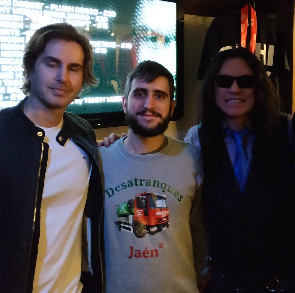 me he hecho una foto con dos célebres actores cinematográficos de hollywood