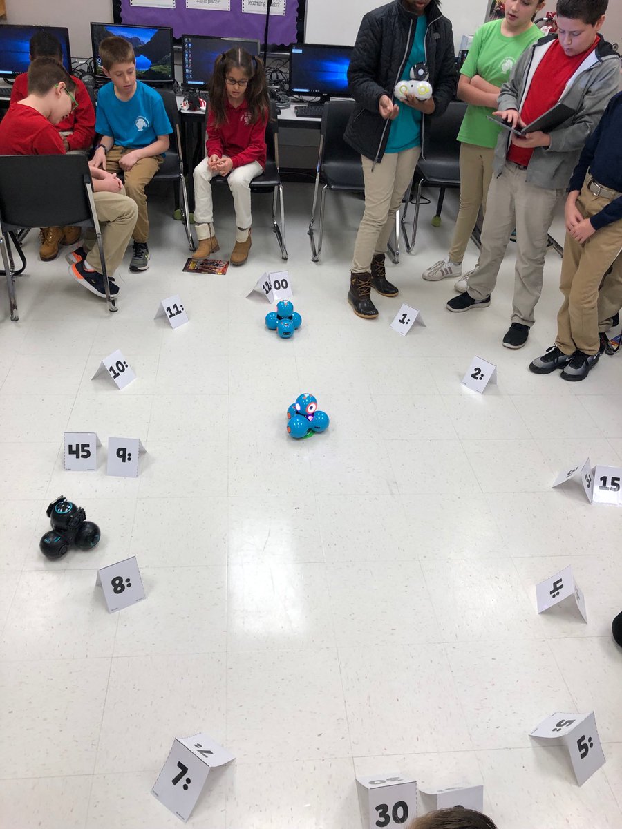 tmeducate's tweet image. 4th grade Ss telling time with dash and cue ⁦@WonderWorkshop⁩ #dashdot #programming