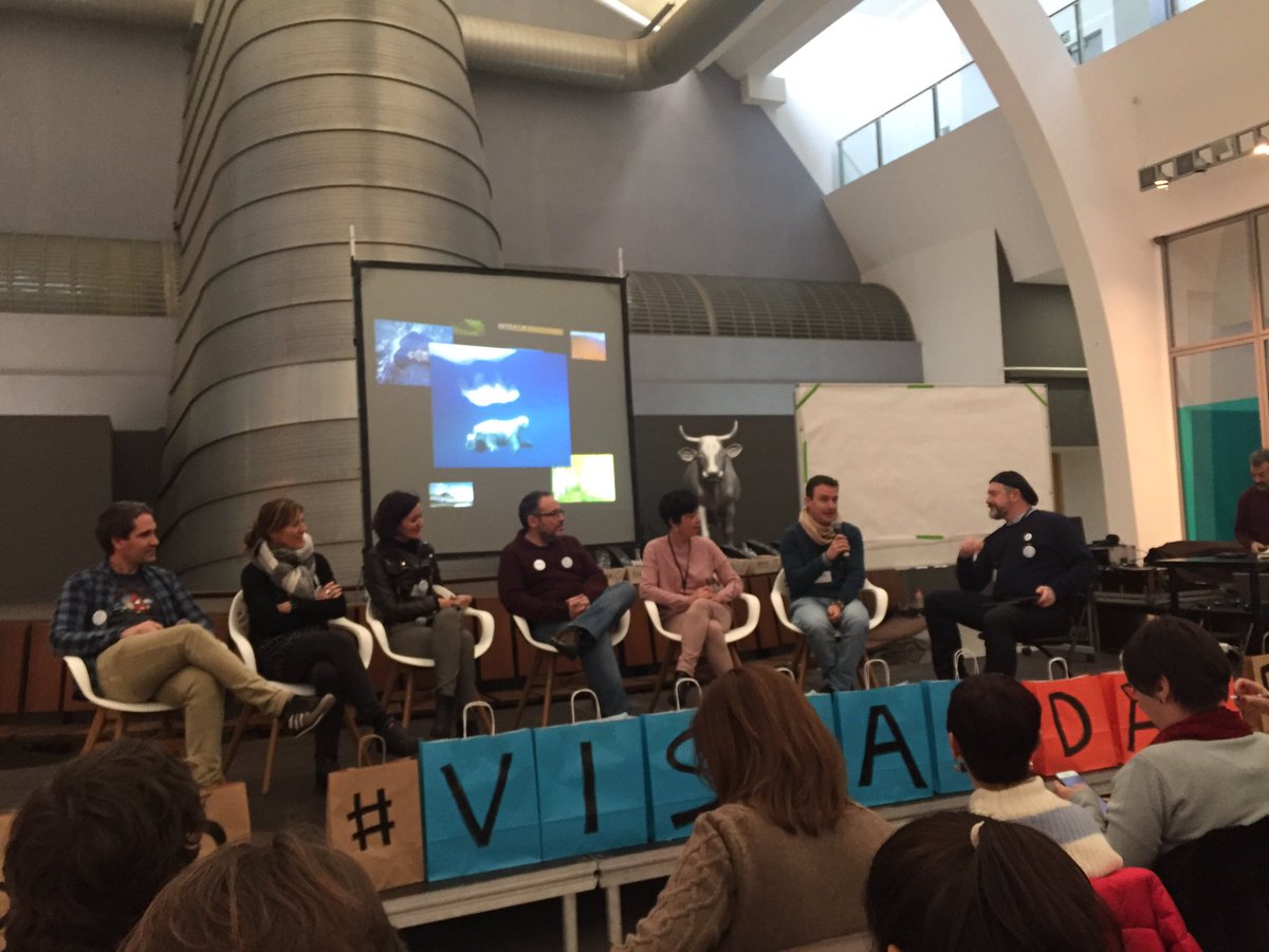 Lo_ypunto's tweet photo. Mesa redonda de pensamiento visual  💭👁#VisualDayEguna https://t.co/66awCQPZ2x