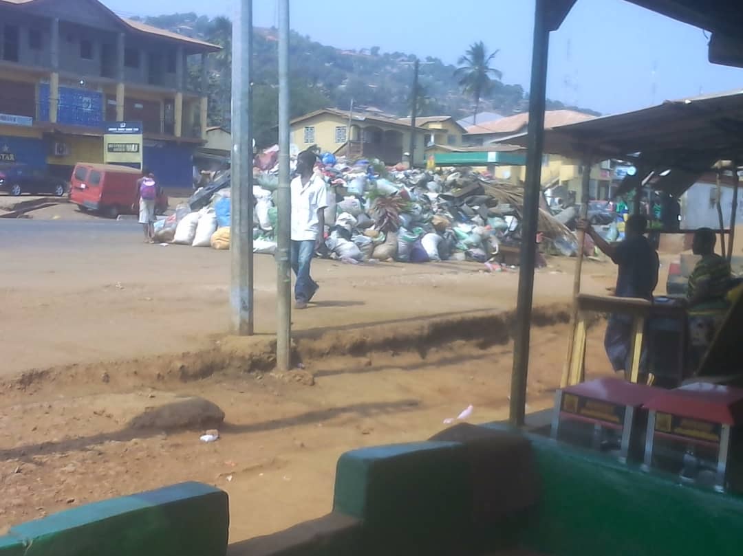 scccsierraleone's tweet photo. #SierraLeone #NationalCleaningDay #Freetown sees rubbish cleared &amp; clean streets  but high levels of #air #pollution from burning dirty &amp; traffic fumes give @FCC_Freetown Mayor @yakisawyerr da powers 2 #TransformFreetown #SaturdayCleanUp #SDGs #SDG11
Pics Congo Water, Benjamin St https://t.co/J1hebeagA7