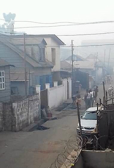 scccsierraleone's tweet photo. #SierraLeone #NationalCleaningDay #Freetown sees rubbish cleared &amp; clean streets  but high levels of #air #pollution from burning dirty &amp; traffic fumes give @FCC_Freetown Mayor @yakisawyerr da powers 2 #TransformFreetown #SaturdayCleanUp #SDGs #SDG11
Pics Congo Water, Benjamin St https://t.co/J1hebeagA7