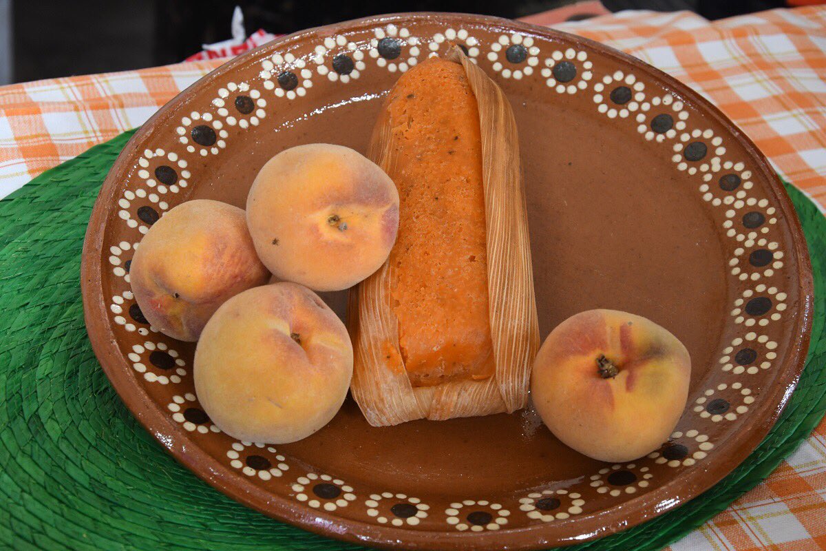 cultura_mx's tweet photo. #UnDato

Tamal en náhuatl "tamalli" significa envuelto. En la mayor parte de México, los tamales están envueltos en hoja de maíz (totomoxtle), salvo algunos que lo están en hojas de plátano, hoja de carrizo, papatla u hoja de planta de maíz. https://t.co/gfSEN2cwpJ