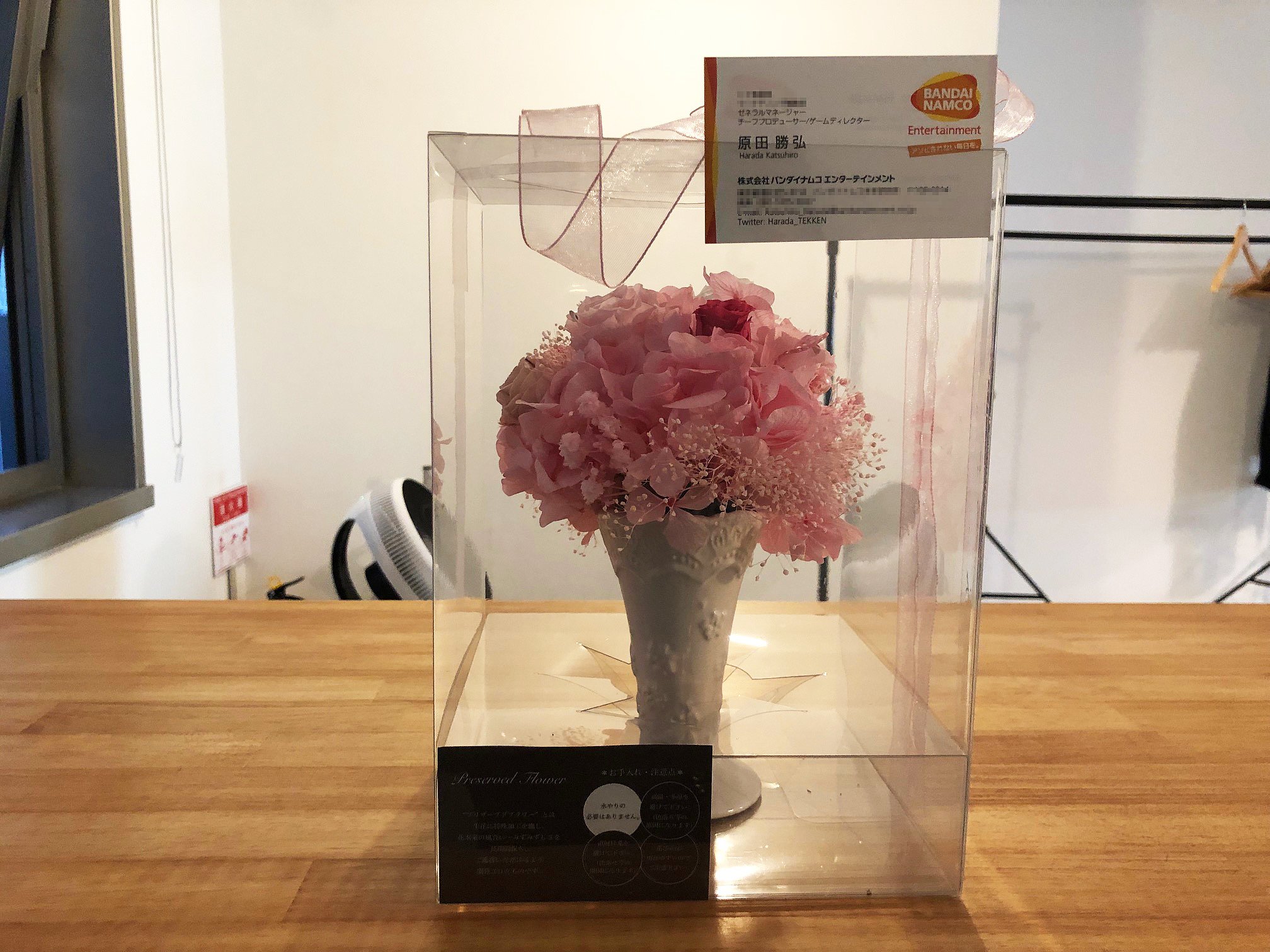 Katsuhiro Harada 7 8 急遽 近所の花屋でプリザーブドフラワーを買ってきて 勝手に彼らの受付に飾ってやりました I Bought A Preserved Flower At A Flower Shop In The Neighborhood And Decorated It For Their Reception Without Permission