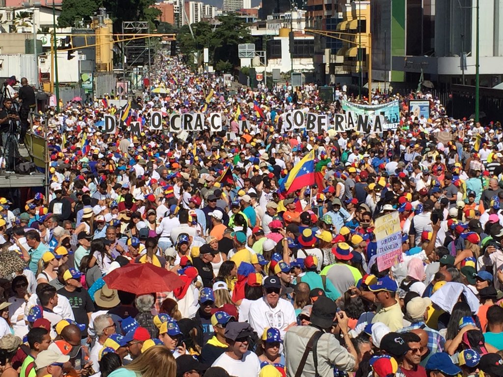 Maduro: Si algo me pasa, ¡retomen el poder y hagan una revolución más radical! - Página 5 DyaDZeGXQAEZdr_