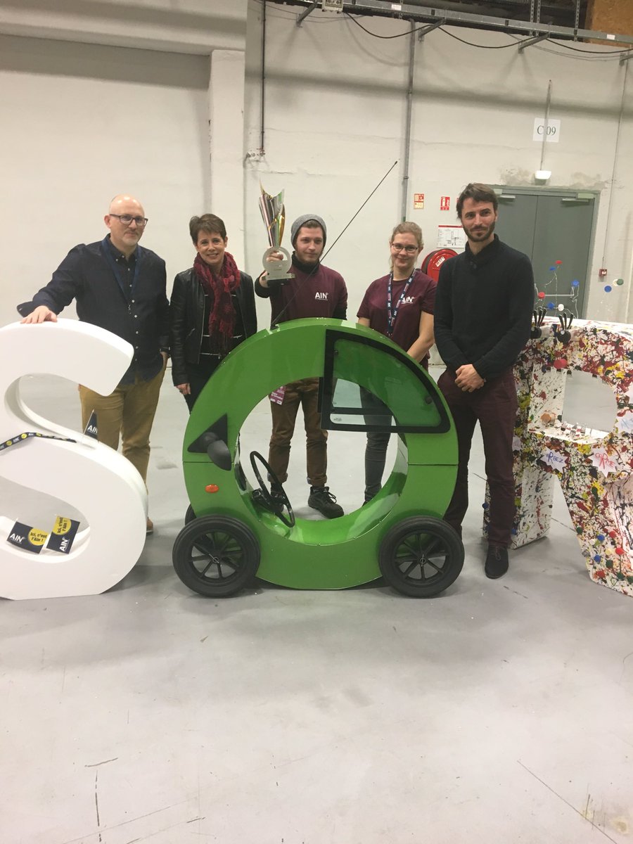 La filière des Métiers de l’Automobile remporte le trophée Nouvelles Créas au Salon Ain Formations Orientations avec cette voiture en forme de O! O comme original! Bravo aux jeunes concepteurs et à leurs professeurs! ⁦<a href="/Departement_AIN/">Département de l'Ain</a>⁩
