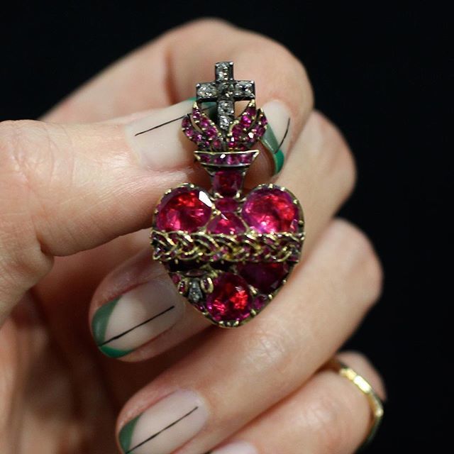 gemgossip's tweet photo. Ruby flaming heart brooch circa 1700s from @5thcjewels
*heart explosion 💔😍🤯
Seen at #OMBAS @usantiqueshows
#antiquejewelry #flamingheart #bringbackthebrooch #ruby https://t.co/5TxGprv4dg https://t.co/91EfhsXqw0
