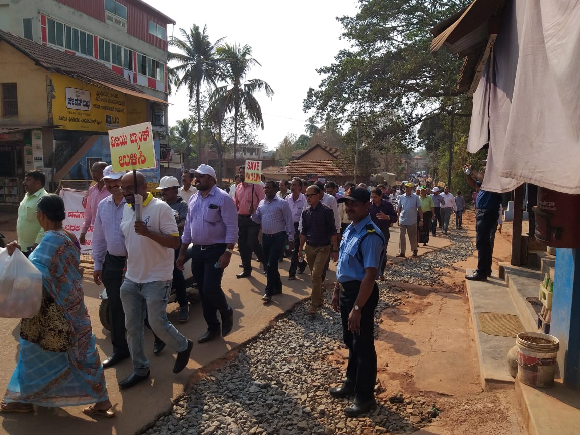 Scorpion_Jayne's tweet photo. #PublicProtestProcession  from MULKI SUNDARAM SHETTY SAMADHI PLACE TOWARDS GANDHI MAIDAN, MULKI against the MERGER OF Vijaya Bank with BOB.  #Success  #SavePublicSectorBanks #SaveVijayaBank 
@Prakashraoaivbo @TapasKu97081435 @GaneshLS3 @AvijitKr_Das @FinMinIndia @arunjaitley https://t.co/QtsoP817Xn