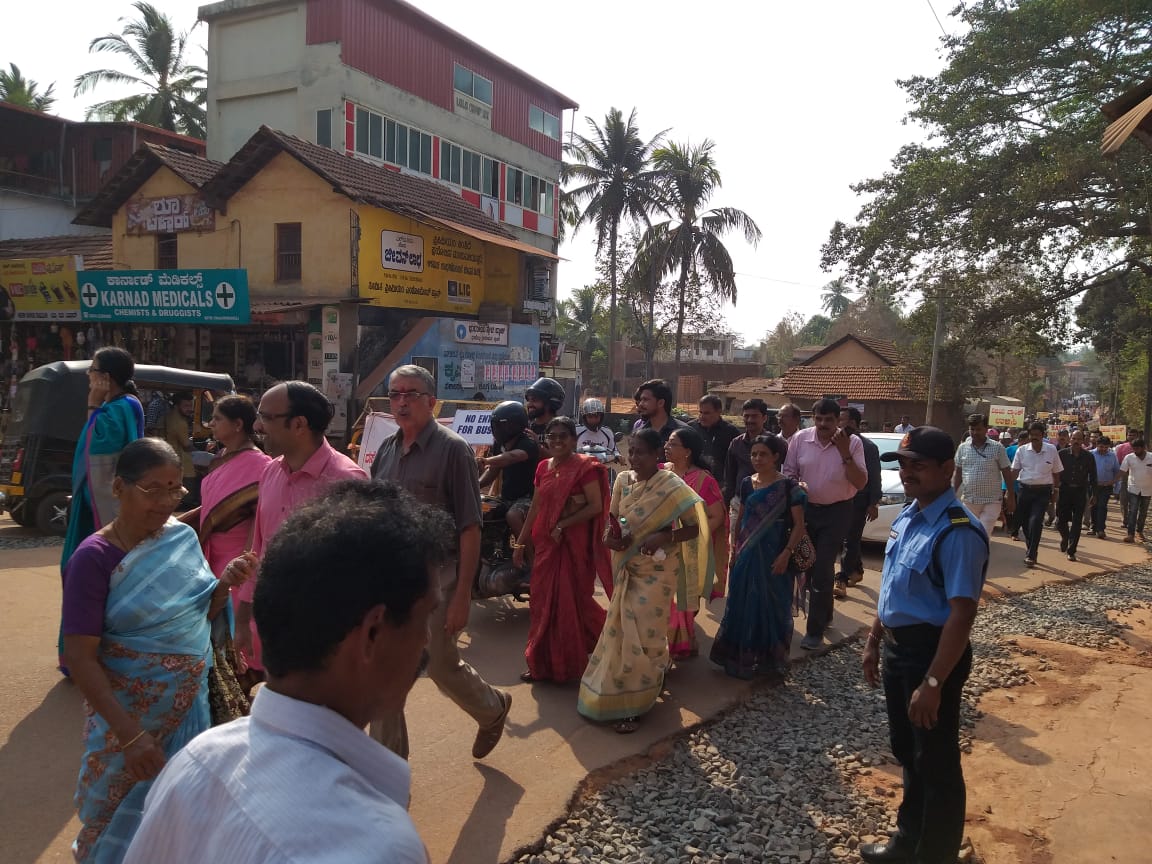 Scorpion_Jayne's tweet photo. #PublicProtestProcession  from MULKI SUNDARAM SHETTY SAMADHI PLACE TOWARDS GANDHI MAIDAN, MULKI against the MERGER OF Vijaya Bank with BOB.  #Success  #SavePublicSectorBanks #SaveVijayaBank 
@Prakashraoaivbo @TapasKu97081435 @GaneshLS3 @AvijitKr_Das @FinMinIndia @arunjaitley https://t.co/QtsoP817Xn