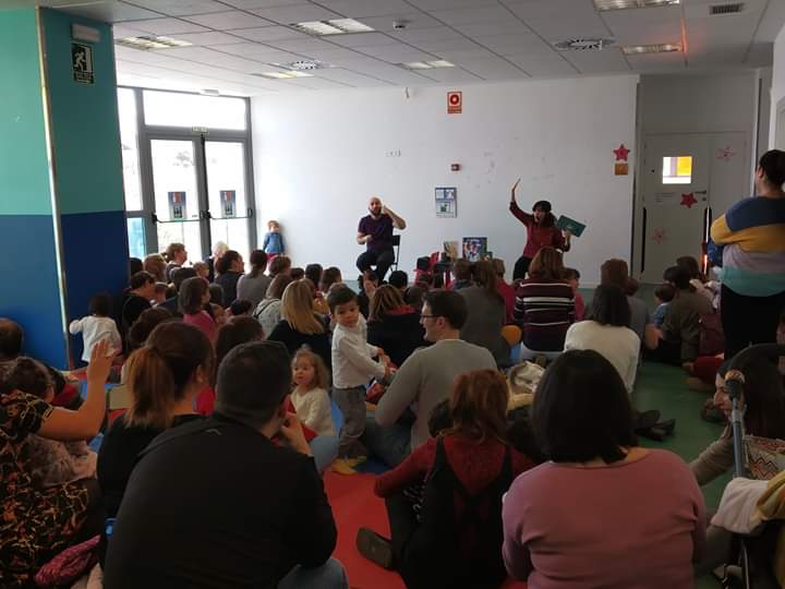 CRIA_arganda's tweet photo. Hoy muchos amigos y amigas han venido a disfrutar del fantástico cuentacuentos con intérprete de lengua de signos de Bea, La Regadera de cuentos, "Cuento, cuentito, chico, chiquito" 😁

¡¡Nos lo hemos pasado genial!! 👏👏 https://t.co/GsBhwS1MAH