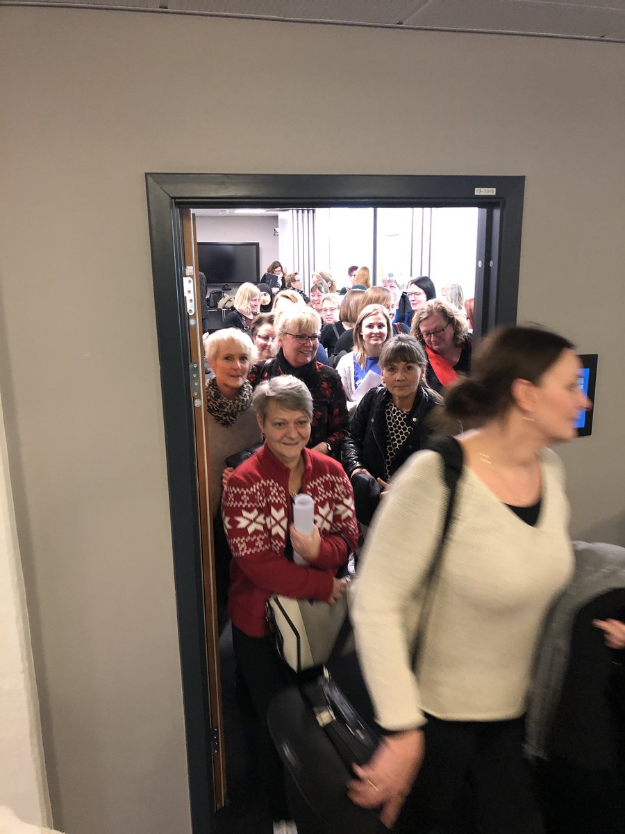 Per_Bennetsen's tweet photo. Overgang til nyt landspatientregister og ny version af Sundhedsplatformen er godt i gang i @regionsjaelland På Slagelse sygehus, i Psykiatrien og i IT afdelingen, hvor 135 lægesekretærer er klar til at “indlægge” alle patienter igen i det nye system #sundpol @NSRsygehus https://t.co/G3iiNScmPG
