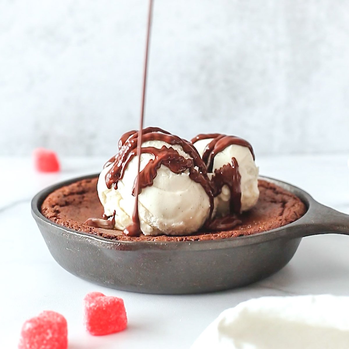 simplywhisked's tweet photo. #ad The perfect ending to a romantic Valentine's Day dinner: BROWNIE SUNDAES for two topped with warm, melted @SoChatti chocolate. https://t.co/1Znvt8LXnc #sochatti #brownies #chocolate #sundae #dairyfree https://t.co/NKrB4Lzt8J