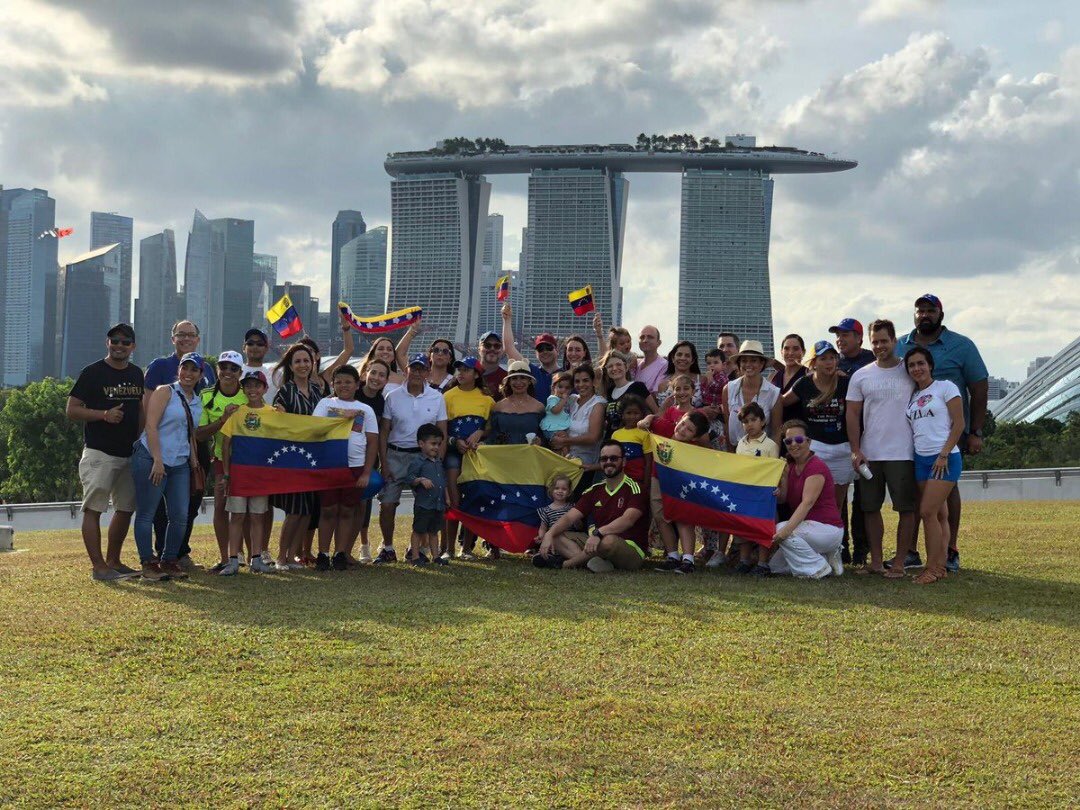 hcapriles's tweet photo. #2Feb Australia, Munich, Singapur, Barcelona, Bélgica, ¡hasta en la China hoy los venezolanos están alzando su voz! Donde quiera que se encuentre un compatriota, están expresando su deseo de ver a nuestra Venezuela libre nuevamente. #2FVenezuelaEnLaCalle #ElMundoEstáConVzla https://t.co/uIBbAUCbFC