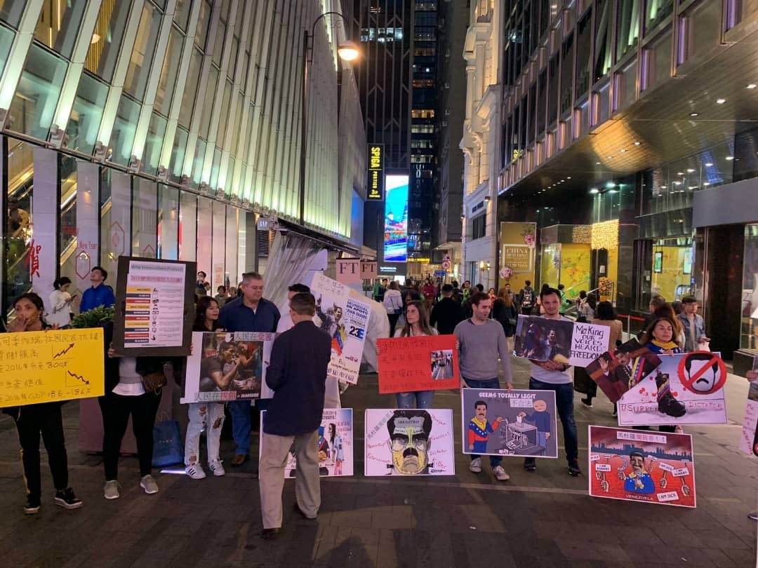 hcapriles's tweet photo. #2Feb Australia, Munich, Singapur, Barcelona, Bélgica, ¡hasta en la China hoy los venezolanos están alzando su voz! Donde quiera que se encuentre un compatriota, están expresando su deseo de ver a nuestra Venezuela libre nuevamente. #2FVenezuelaEnLaCalle #ElMundoEstáConVzla https://t.co/uIBbAUCbFC