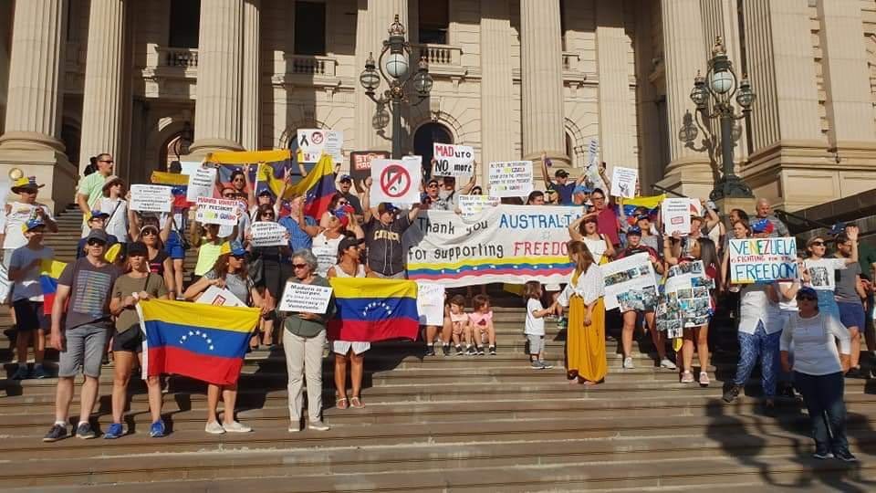 hcapriles's tweet photo. #2Feb Australia, Munich, Singapur, Barcelona, Bélgica, ¡hasta en la China hoy los venezolanos están alzando su voz! Donde quiera que se encuentre un compatriota, están expresando su deseo de ver a nuestra Venezuela libre nuevamente. #2FVenezuelaEnLaCalle #ElMundoEstáConVzla https://t.co/uIBbAUCbFC
