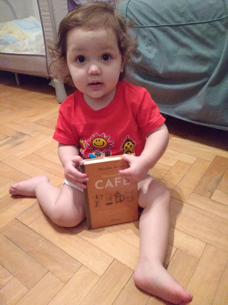 Joryoryi's tweet photo. @sommelierdecafe Mamá Coque y Mamá Yoryi ya tienen su libro, pero quien llegó primero? Zoe Leia!!!! Que sigan los éxitos!!! Besos de Jor, Jor y mija!!! @JorgelinaCoque https://t.co/LPtPt8M8Gg