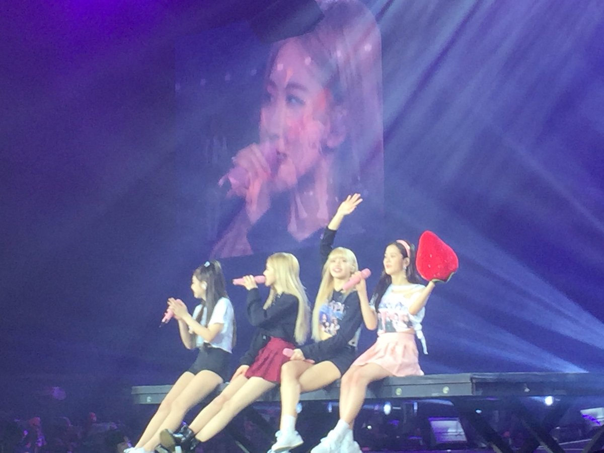 cangjake's tweet photo. ONCE A DREAM NOW A REALITY 😍.                  Finally part of the pink ocean #BLACKPINKManila https://t.co/dpUUoYvSSI