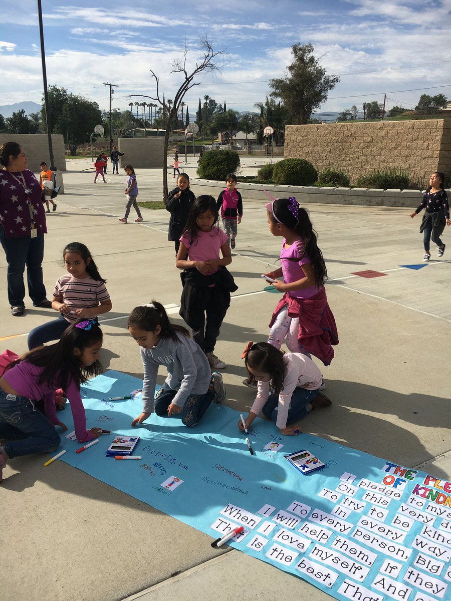 LaGranadaLions's tweet photo. Students were enjoying the kindness stations and accepted their kindness challenges throughout the week. So proud of our #lagranadalions🦁 #kindnessweek2018 https://t.co/7vd5xV8TaV