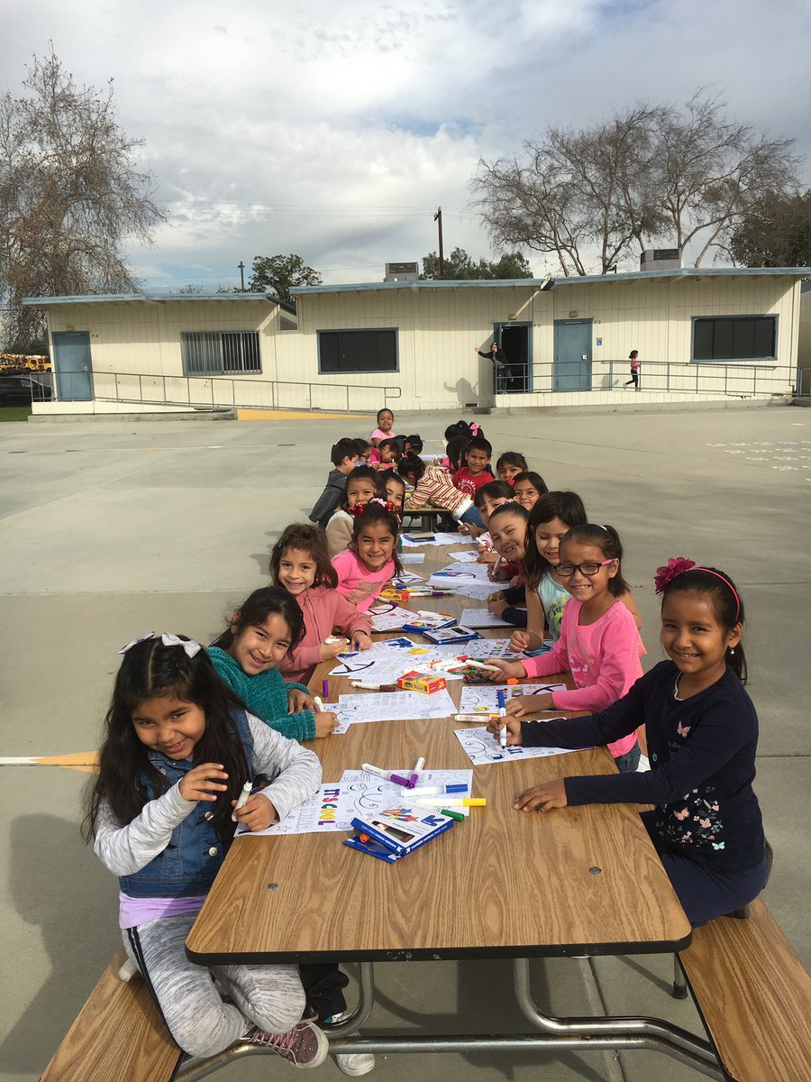 LaGranadaLions's tweet photo. Students were enjoying the kindness stations and accepted their kindness challenges throughout the week. So proud of our #lagranadalions🦁 #kindnessweek2018 https://t.co/7vd5xV8TaV