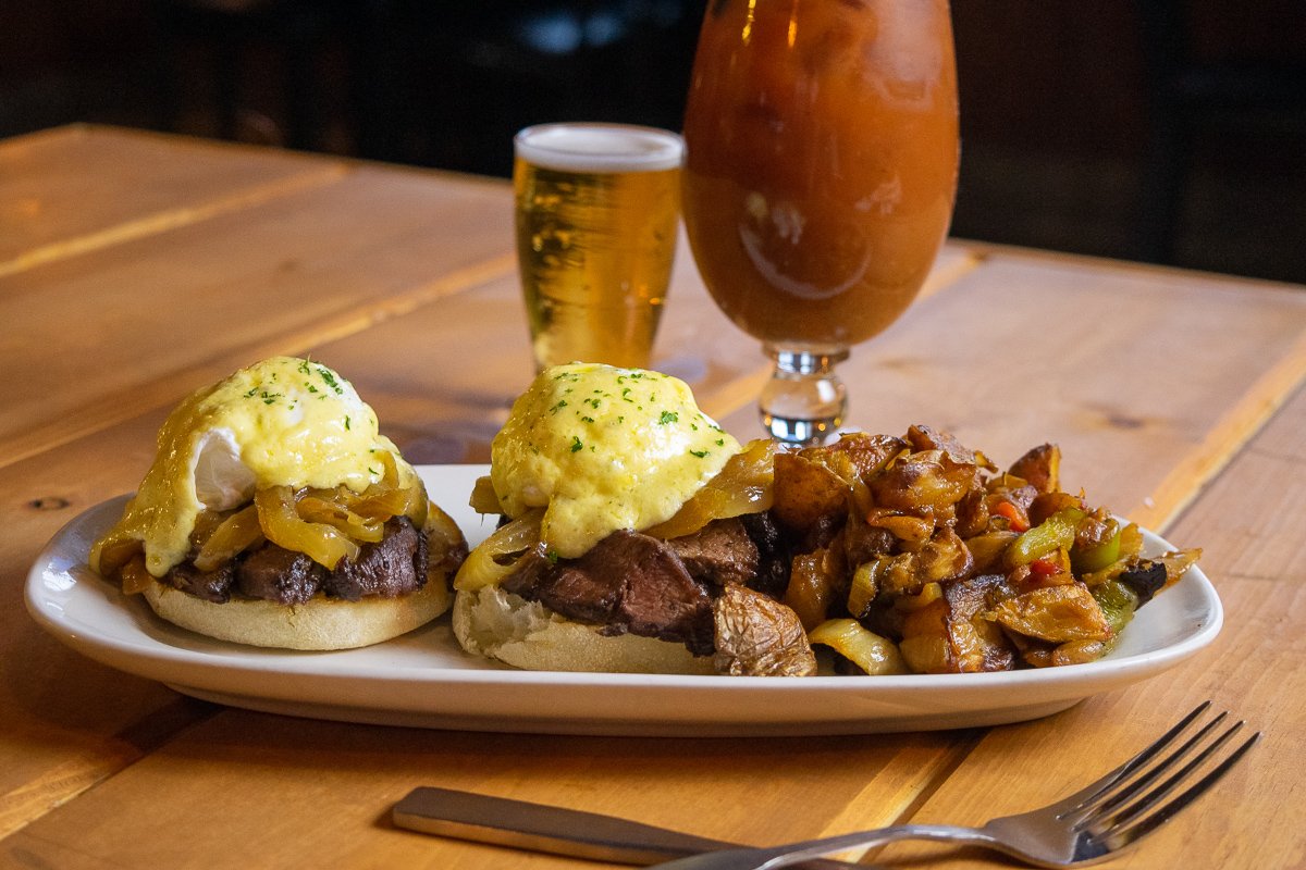Brunch fans, give a hearty welcome to our Flat Iron Benny! 👋 The classic gets an upgrade with sliced flat iron steak and caramelized onions topped with a perfectly poached egg and our signature béarnaise. #seeyouatsazs