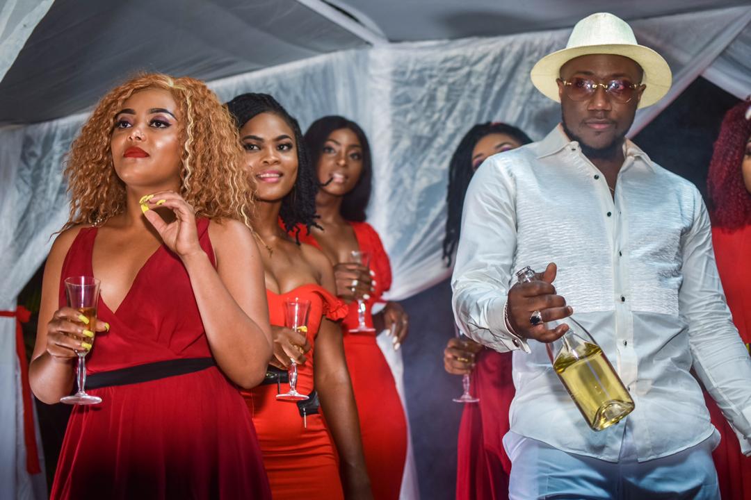 RetlawMusicHQ's tweet photo. 🎶📣 Cigars, rosé jolies bébés on veut de la qualité🎶 C'est tout nouveau, c'est chaud bouillant le nouveau clip de @Numerica237 .
Comment vous trouvez le son🎧 ?
C'est toujours disponible ici 👉🏾 https://t.co/xaK0Jvb7JV
#ShareToInform #Team237 #237Commmunity #237Showbiz https://t.co/cAjZ0LnGmu