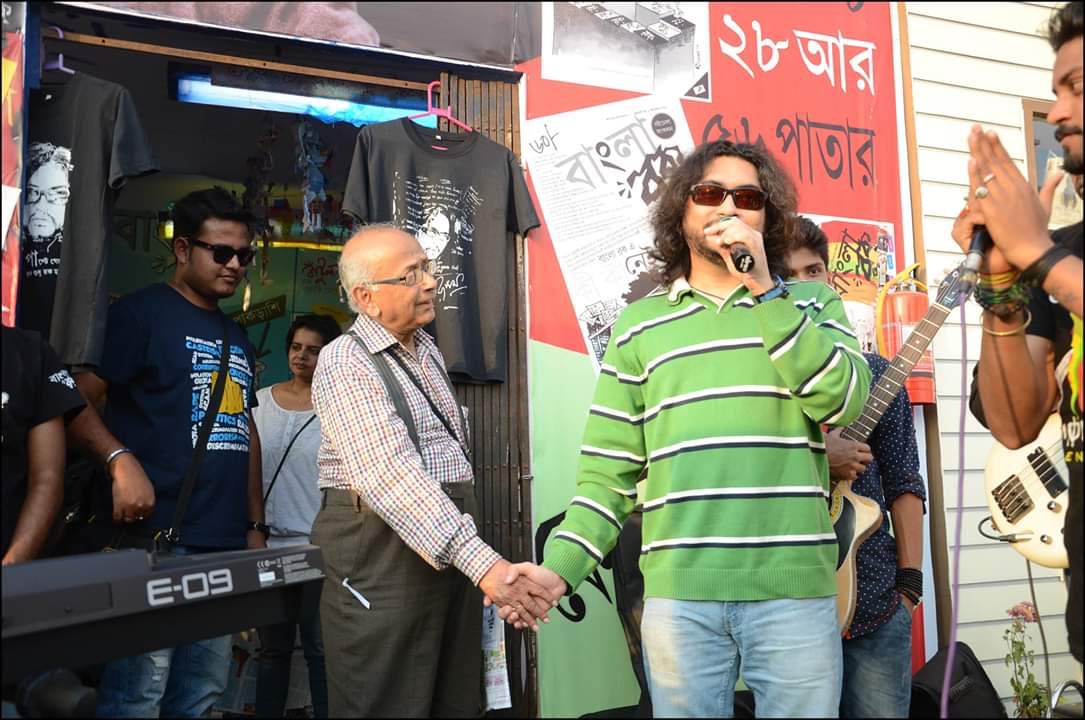 rupamislam74's tweet photo. প্রয়াত বাংলার প্রথম গীটারগায়কগানলেখক অরুণেন্দু দাশ।আমরা তাঁর বিরাট সাক্ষাৎকার প্রকাশ করেছিলাম।তা পড়ে অনেকে জানতে পেরেছিলেন,মহীনের বলে পরিচিত কিছু বিখ্যাতগান আসলে অরুণদার তৈরি! অরুণদা আরও পুরনো লোক।আমায় ইংল্যান্ড থেকে ফোন করে সাবাশী দেন যেদিন হোককলরব লিখি।স্মরণ করছি তাঁকে। https://t.co/xBRTdxjsOd