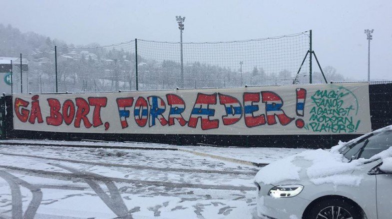 asse_live's tweet photo. Les rapports avec Ole Selnaes ne s'arrangent pas. 
Une bannière à l'Etrat : "Casse-toi traître".
Vos commentaires ? 
#OleSelnaes
cc @NordiskFootball https://t.co/HokrjjLwuM