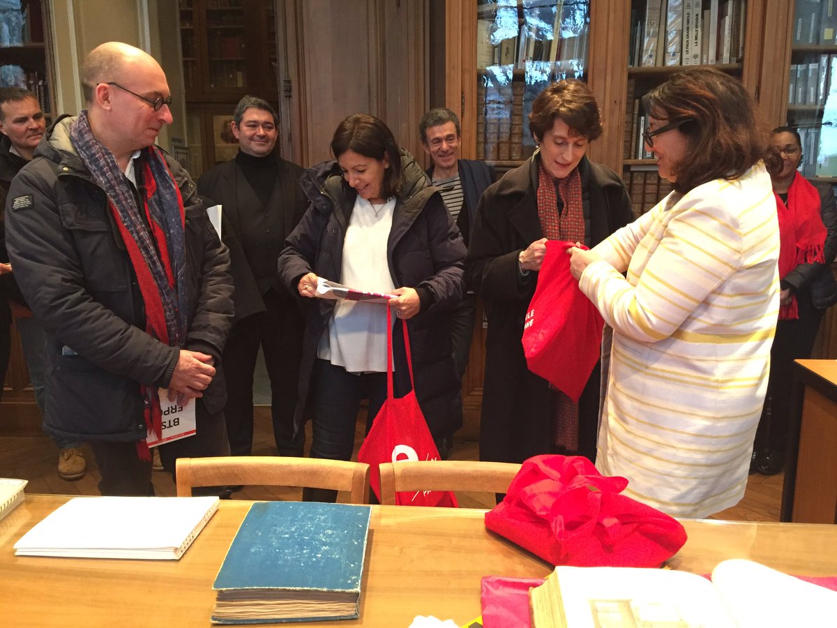 Une très belle visite dans cette école où on sent le poids de l’histoire au service de techniques d’aujourd’hui <a href="/Anne_Hidalgo/">Anne Hidalgo</a> <a href="/Fredhoc/">Frédéric Hocquard</a> <a href="/MCLemardeley/">MC Lemardeley</a> #ecoleestienne