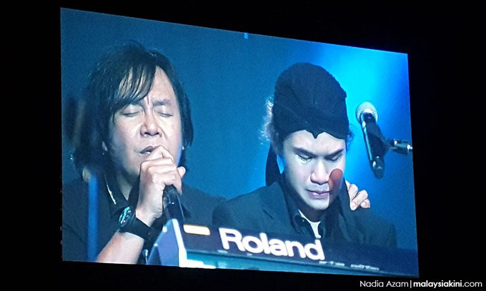 Al Ghazali tak kuasa menahan tangis ketika Ari Lasso membawakan lagu  Tangis pun Pecah.. Tribute untuk Ahmad Dhani Korban Rezim Hadapi dengan Senyuman Konser Dewa 19 Malaysia