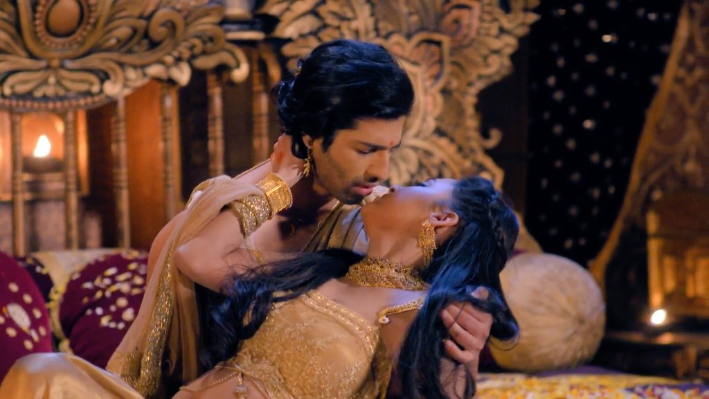 kittukidhun's tweet photo. #KarnSangini Epi75 Moments: •Karn Returns•
~A catfight ensues to meet a returning #Karn
~#Uruvi hoodwinked &amp; Karn blindfolded by her
~What happens next will either make u speechless😶 or ROFL🤣
@StarPlus @ShashiSumeet what a joke you've made of KS
#TejasswiPrakash #AashimGulati https://t.co/7cn10ENhL1
