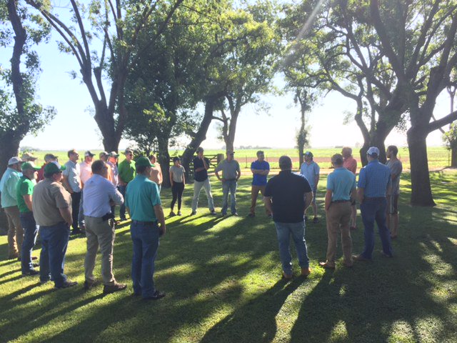 Our Kentucky CORE farmer program alumni talking with an Argentine farmer. This is a beautiful location and great conversation. <a href="/KentuckyCrops/">Chad Lee 🧢</a> <a href="/kycornguy/">Adam Andrews</a> <a href="/KnothLaura/">Laura Knoth</a> #KyGrains #corn #agronomy