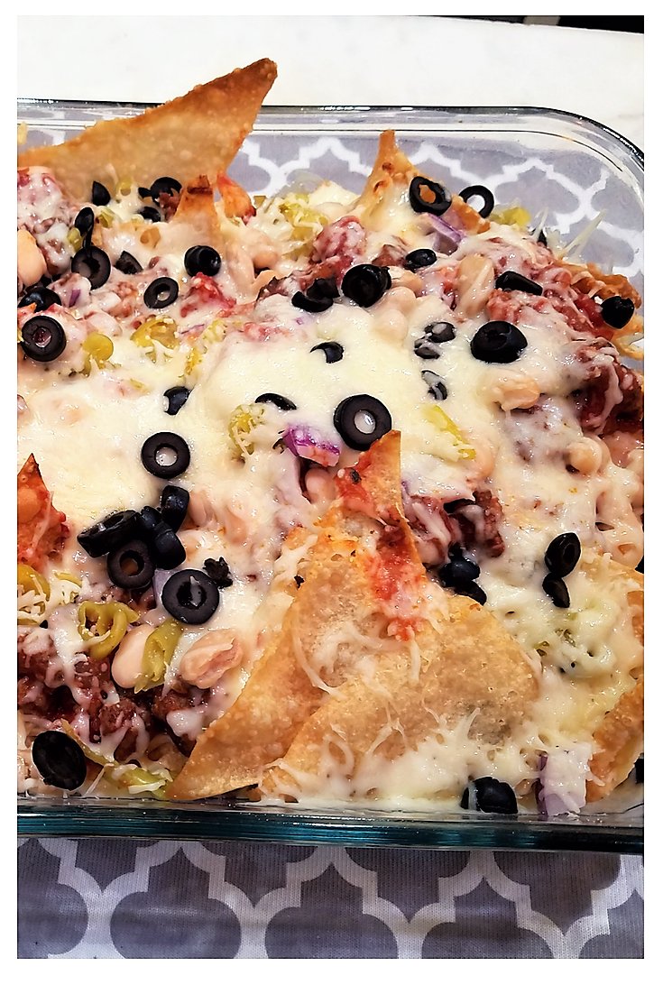 TheGlassPantry's tweet photo. Italian Nachos are a great twist on regular nachos. So flavorful with sweet Italian sausage and peperoncini's served on delightfully crisp and easy pasta chips! Who could resist all that gooey cheese? 🧀🏈https://t.co/ufTdAVGDdQ https://t.co/2BzRNe7nxK
