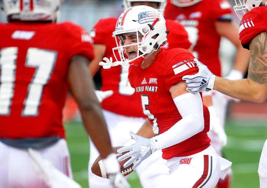 brian_ewan32's tweet photo. Blessed to say that I’ll be committing to continue my academic and football career at Sacred Heart University #B19RED #SHU https://t.co/QMieE1ca0S
