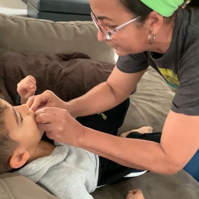 IngerMendozaWeb's tweet photo. ¡Segundo diente afuera! 
A falta de Miguel Ignacio, que es el saca-dientes oficial de la familia Mendoza, doña Mecha es la encargada de estos menesteres...A mí me da grima y un poquito de cobardía 😬😆 y eso que alguna vez pensé en estudiar odontología… https://t.co/SLkfKtqa1p https://t.co/ZhmsSMHWWS