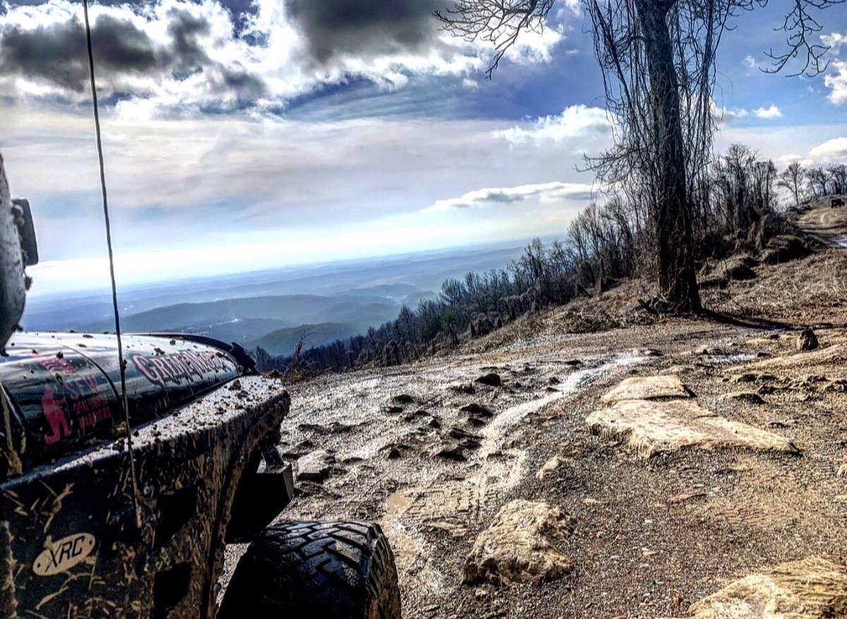 7026saki's tweet photo. Happy Weekend y’all! Live your life enjoying it!! 🙌🏼 #jeepAdventures #eastTNjeepgirl #livelifelaughing #mountaintrails https://t.co/YQ041t3E8T