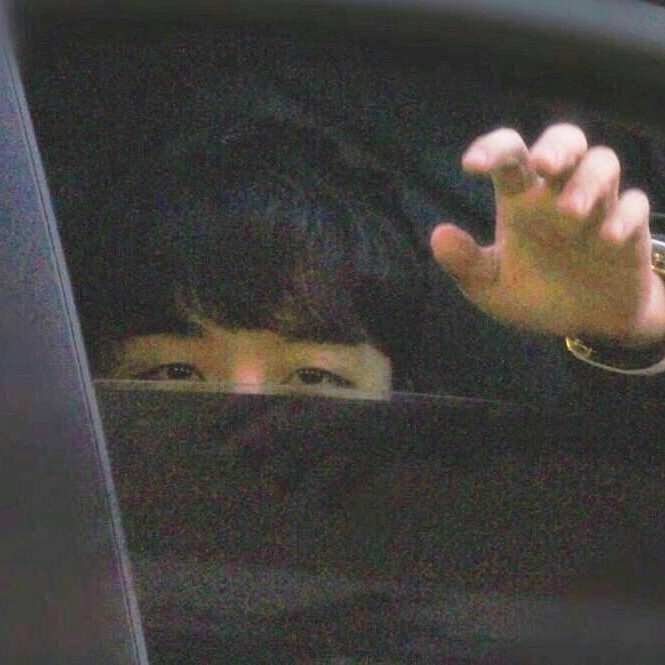 ChanTran1990's tweet photo. Seungri we are always here for you. You didnt do anything wrong.  Stay strong cause you have us

#BIGBANG #SEUNGRI #SeungriYouHaveUs #SeungriDeservesBetter #SeungriDeservesBetter https://t.co/VtNAr5Gzex