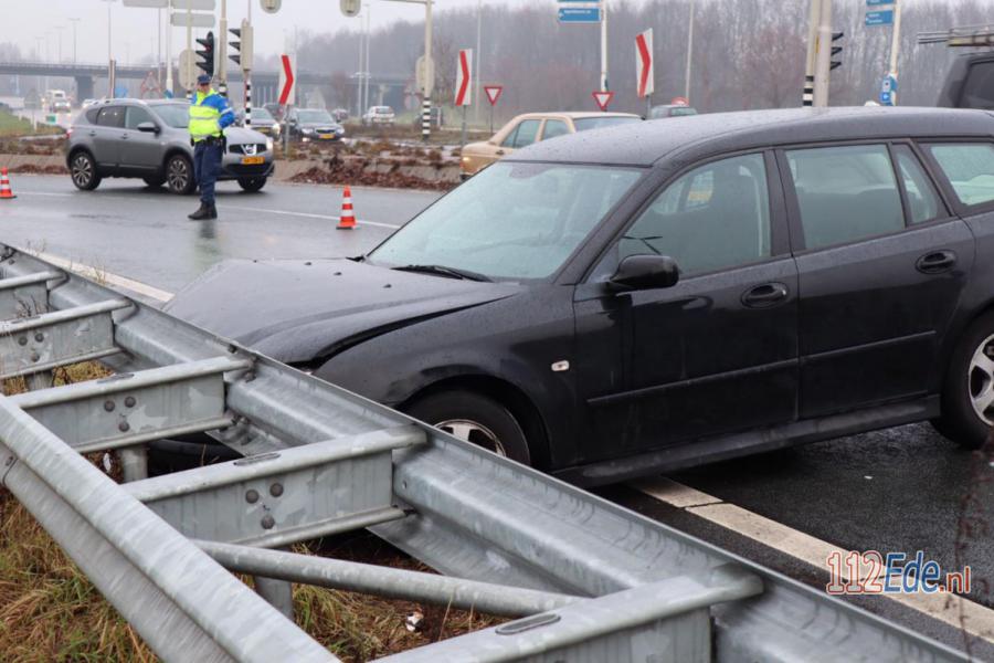 🚨 Weer een auto in de vangrail in de bekende bocht op de A30 112.press/Qy2ptV 112Ede https://t.co/YBeIvVD4u2