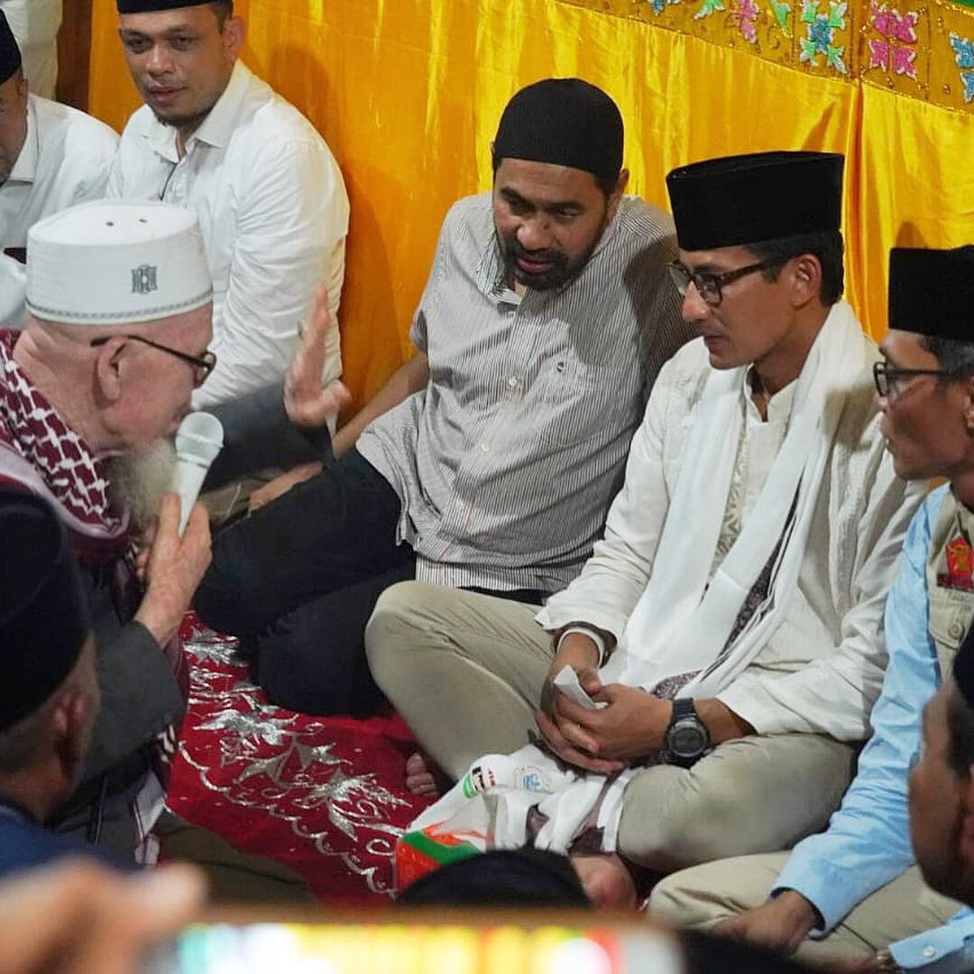 sandiuno's tweet photo. Bersama Mualem dan TA Khalid bersilaturahim ke KH Abu Mustafa Ahmad di Pondok Pesantren Daarul Huda, Desa Paloh Gadeng, Lhokseumawe. Selain makan malam bersama, kita berdoa bersama agar Allah subhanahu wa ta’ala senantiasa memberikan keberkahan &amp; perlindungan untuk bangsa ini. https://t.co/nIfZ6ABRuB