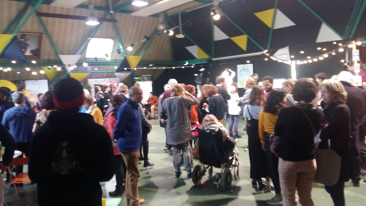#remixcentresocial @colporterre plénière avec le public 😉 autour des lieux qui font vivre la solidarité au quotidien ✊